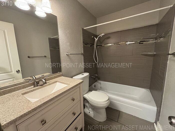 3710 Wyandotte St #6 - Photo 4 of 9