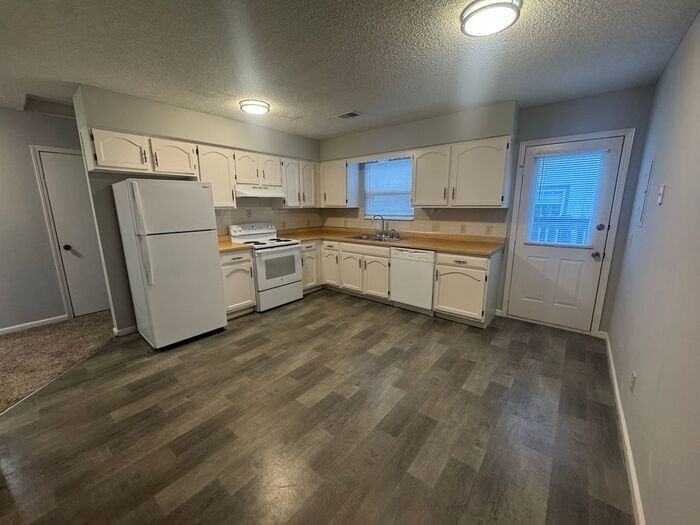 100 E Brasfield St #B - Photo 6 of 25