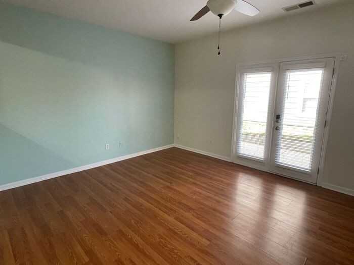 402 E 16th St - Photo 6 of 17