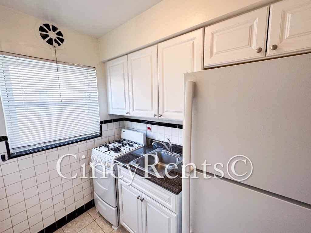 2786 Observatory Ave #8 - Photo 6 of 14