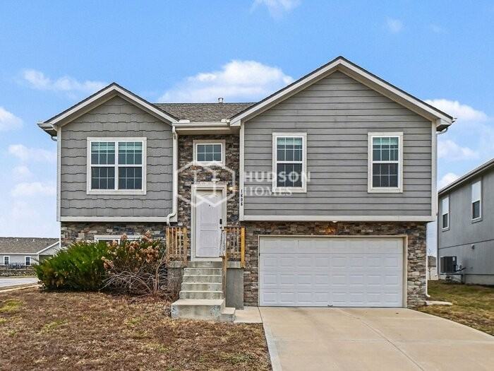 1606 Samantha Ln - Photo 2 of 26