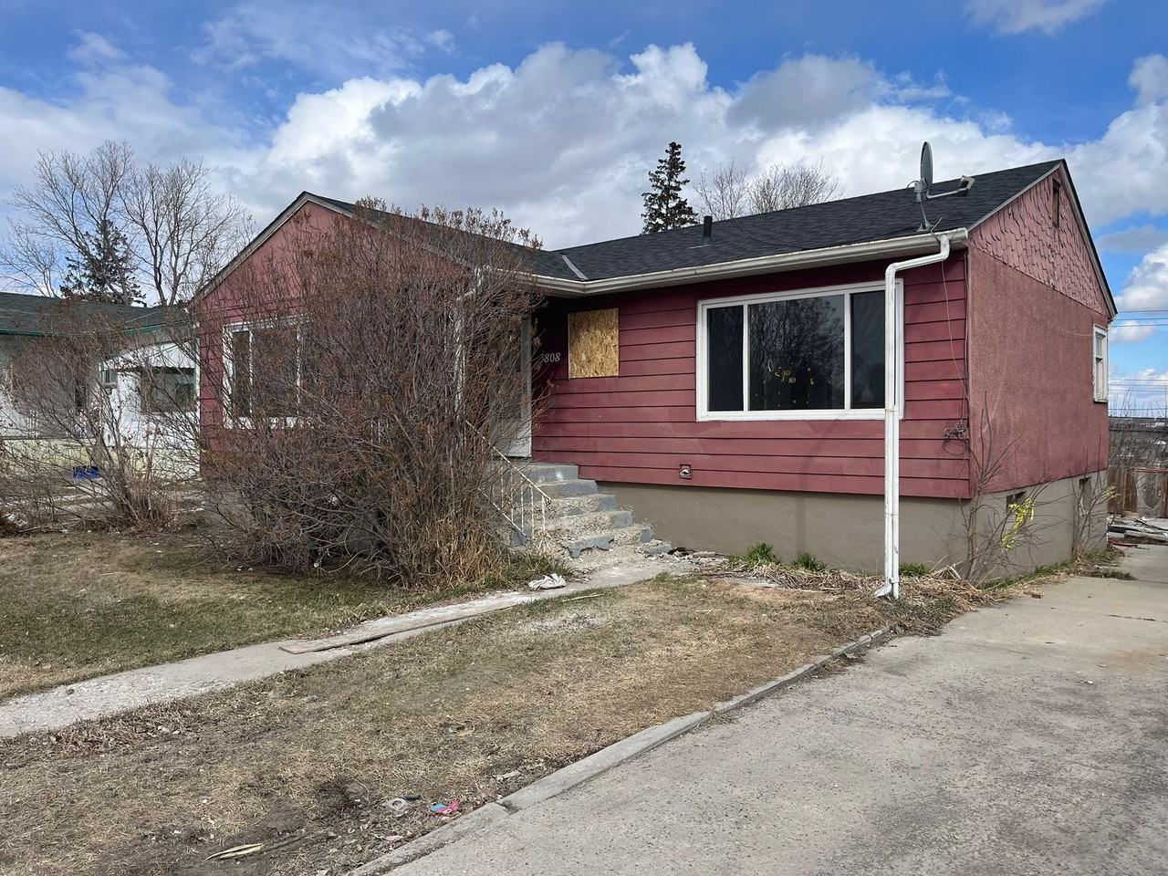 3808 Centre Street North - Photo 5 of 18