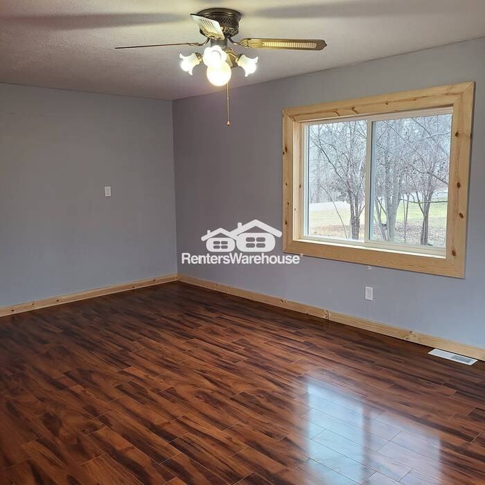 110 Oak St - Photo 4 of 14