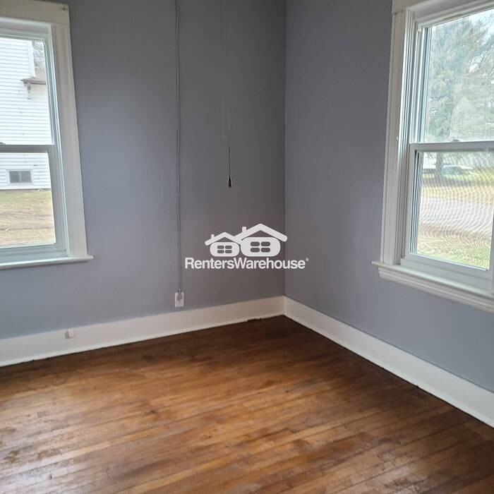 110 Oak St - Photo 5 of 14