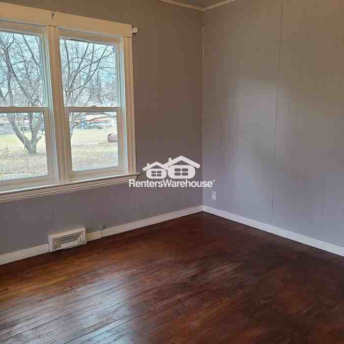 110 Oak St - Photo 6 of 14