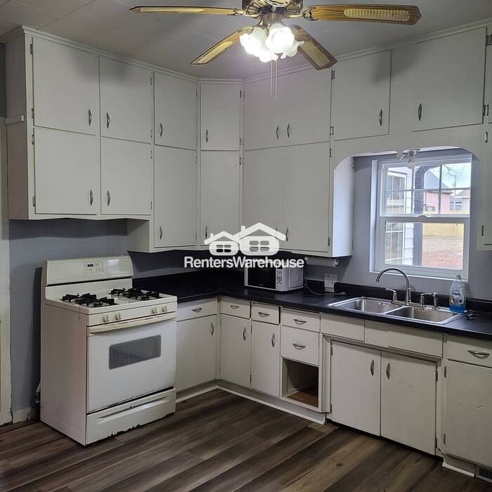 110 Oak St - Photo 7 of 14