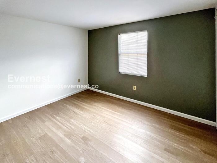 12806 N Cresap St #F - Photo 4 of 10