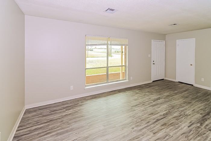 175 Lawrence St - Photo 2 of 10