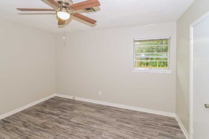 175 Lawrence St - Photo 6 of 10