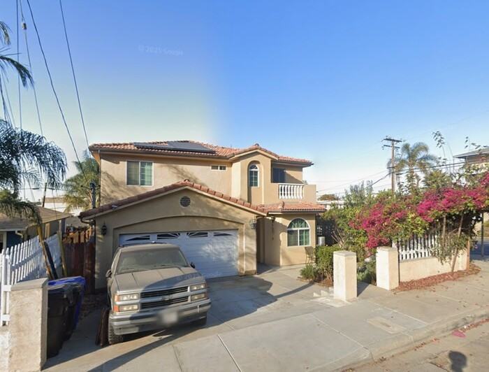 1260 Gertrude St - Photo 3 of 11