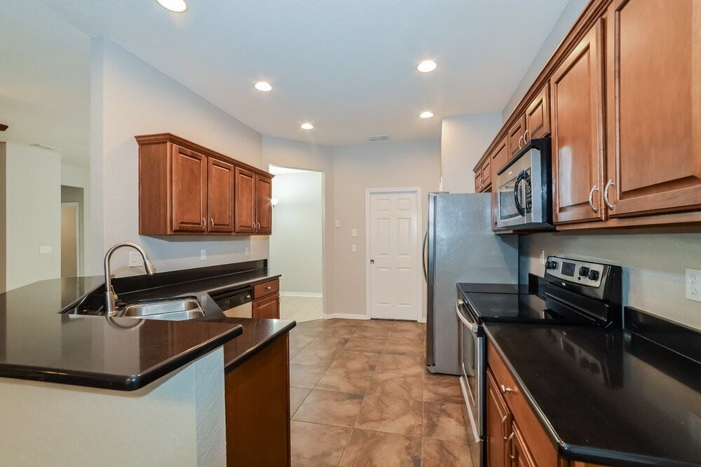 7012 Brenton Manor Ln - Photo 6 of 16