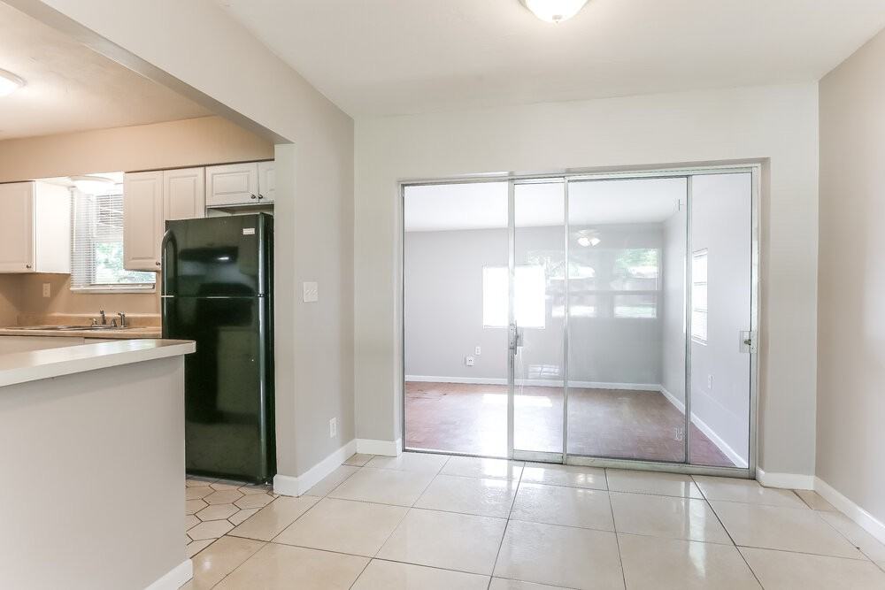 6112 Nw 8th St - Photo 6 of 16