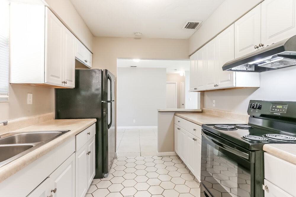 6112 Nw 8th St - Photo 7 of 16