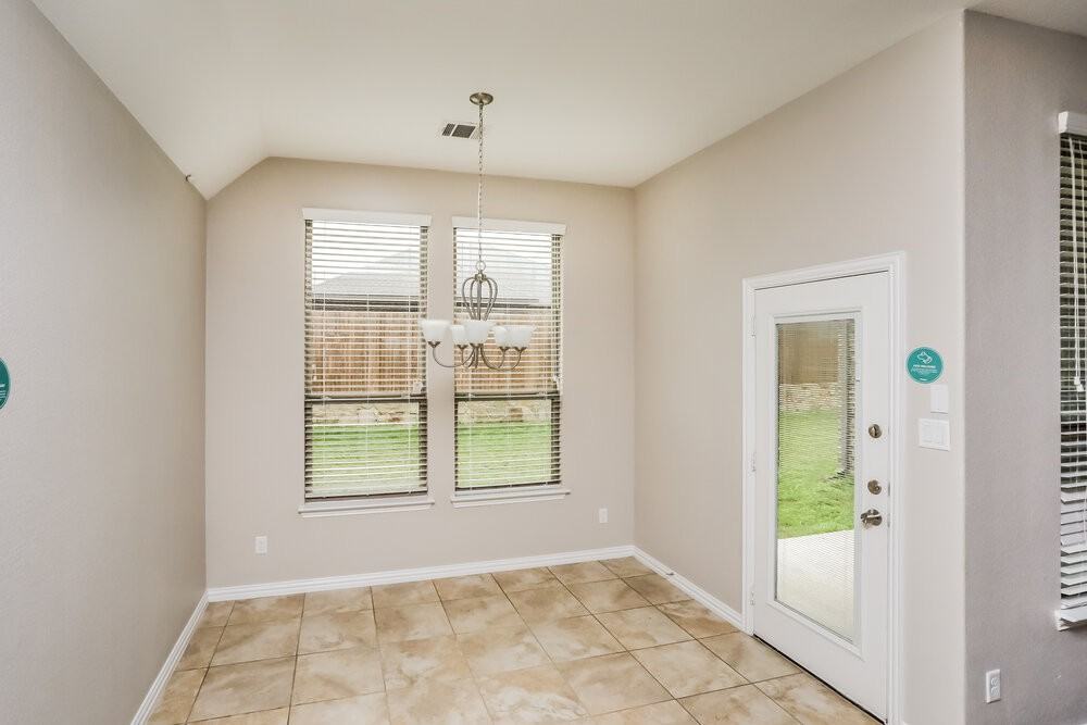 220 Watson St - Photo 5 of 16