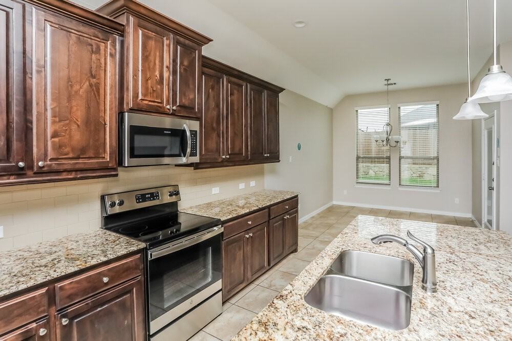 220 Watson St - Photo 6 of 16