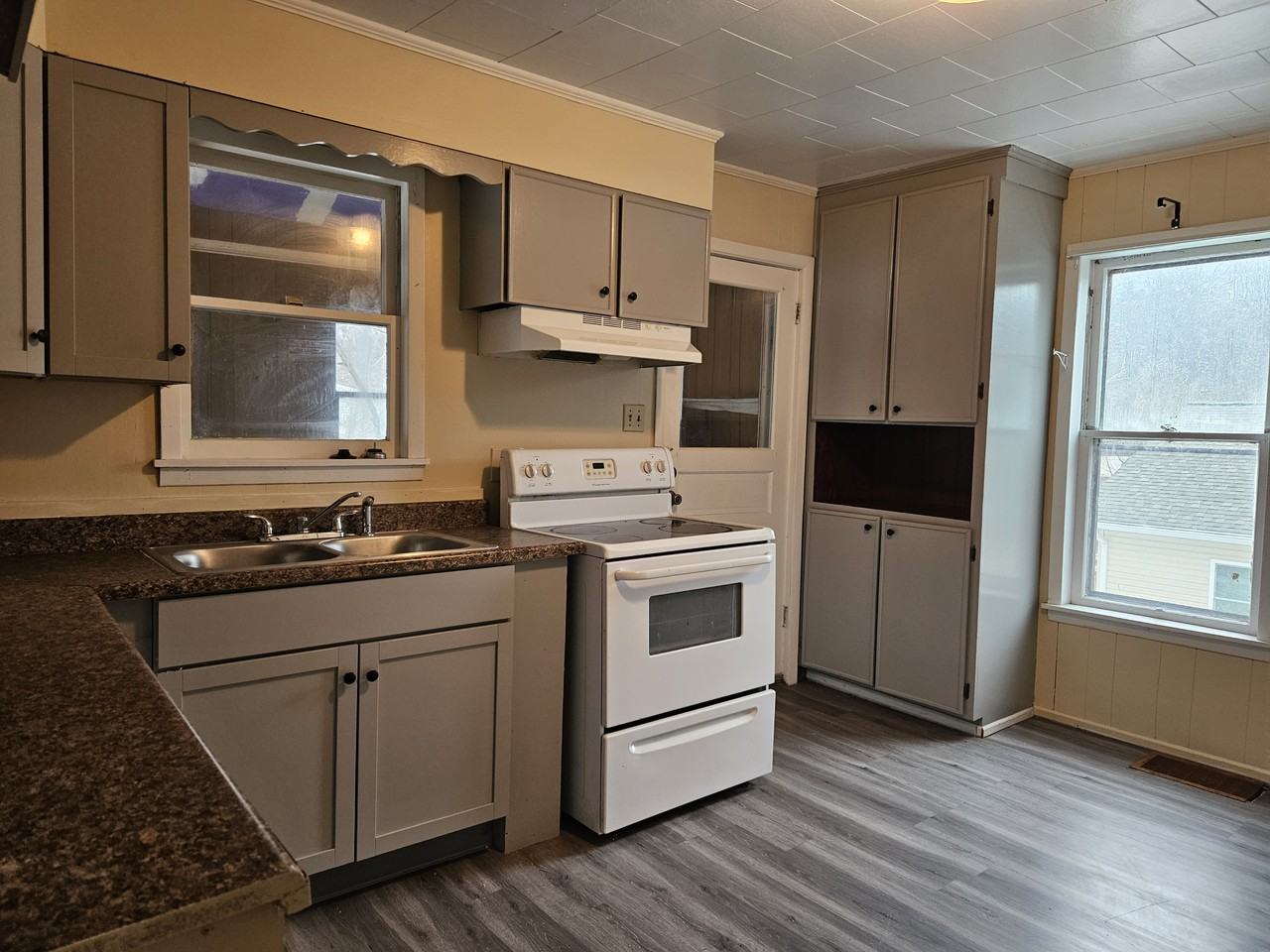 355 Reynolds Ave #1 - Photo 3 of 19