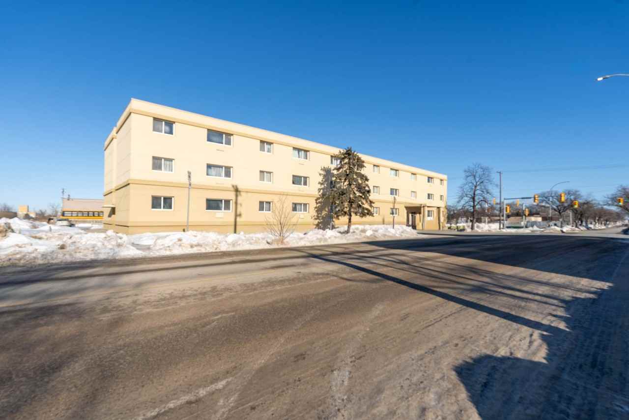 1077 Wellington Ave - Photo 2 of 14