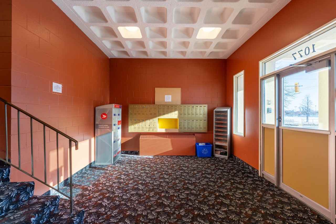 1077 Wellington Ave - Photo 6 of 14