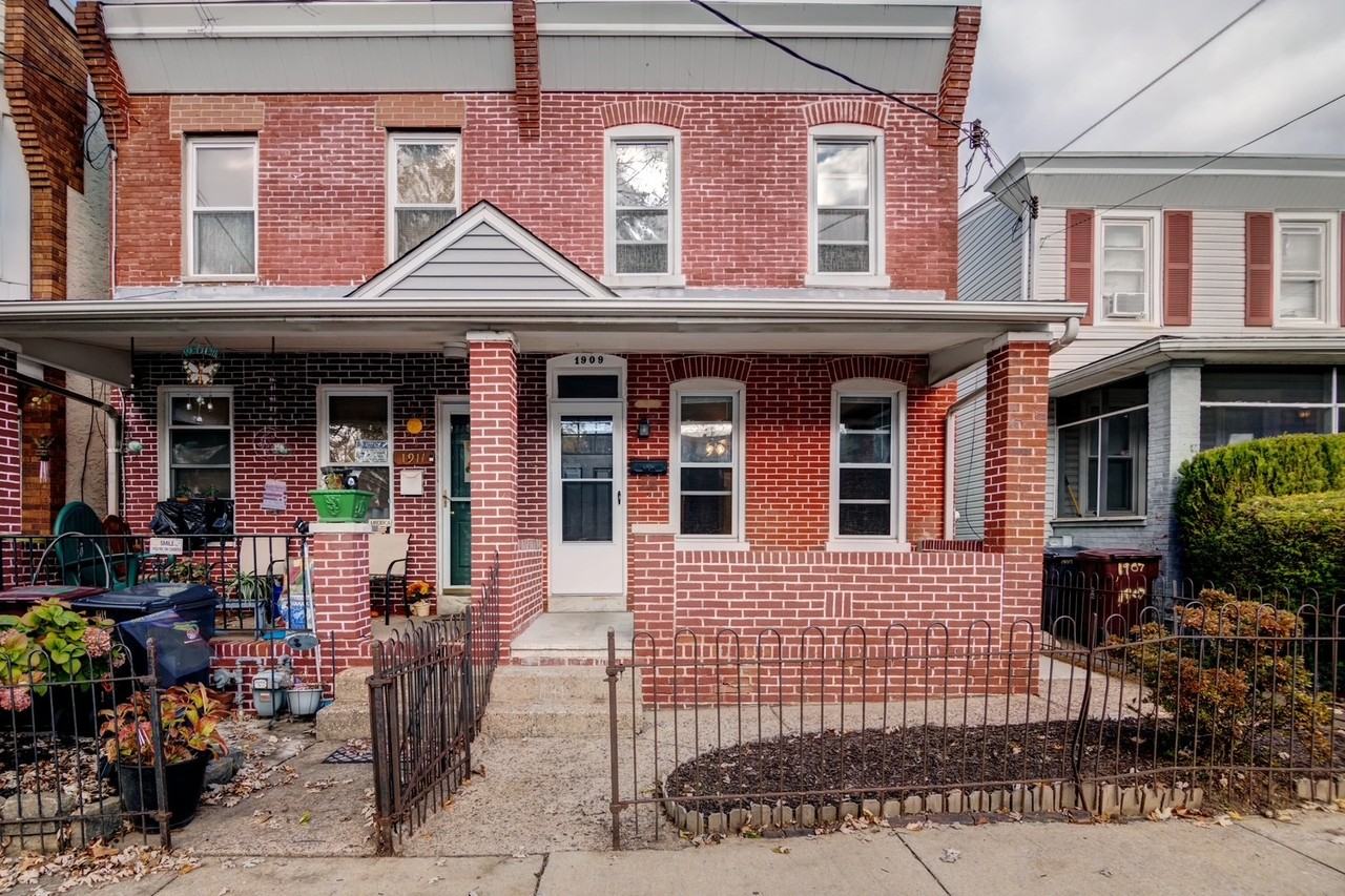 1909 W 8th St #1 - Photo 2 of 20