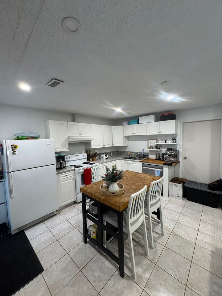 3033 Fleet Street - Photo 4 of 10