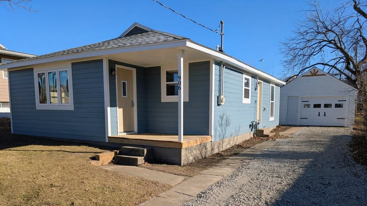 906 S 1st St #1 - Photo 2 of 22