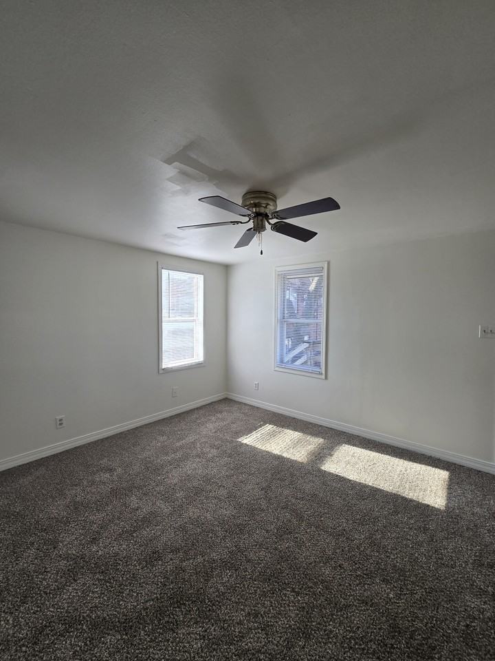 938 N Broadway Ave #2 - Photo 3 of 12