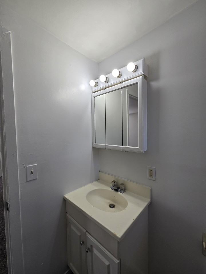 938 N Broadway Ave #2 - Photo 7 of 12