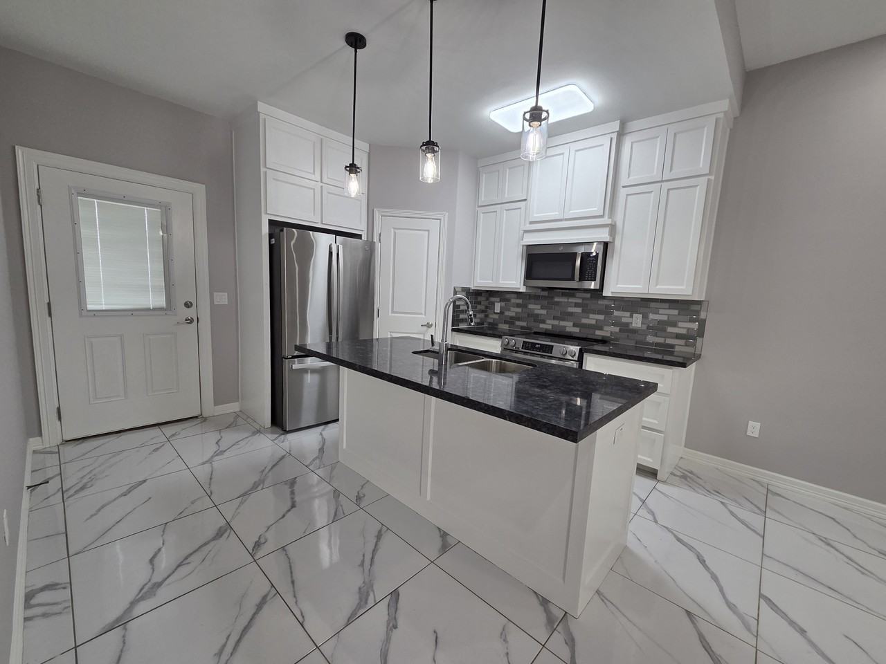 1610 W B St #1 - Photo 4 of 6