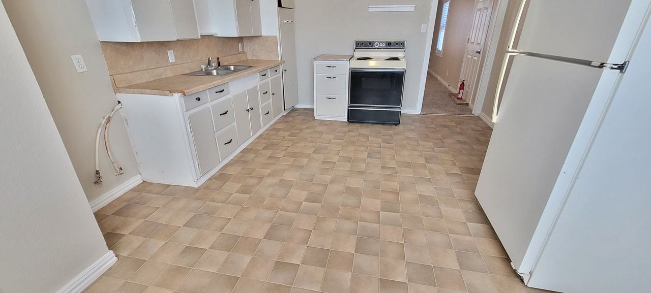 617 W 17th St - Photo 6 of 11