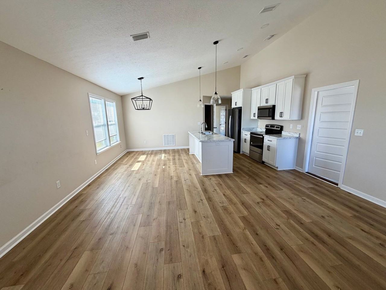 2703 Largo Ave - Photo 2 of 9