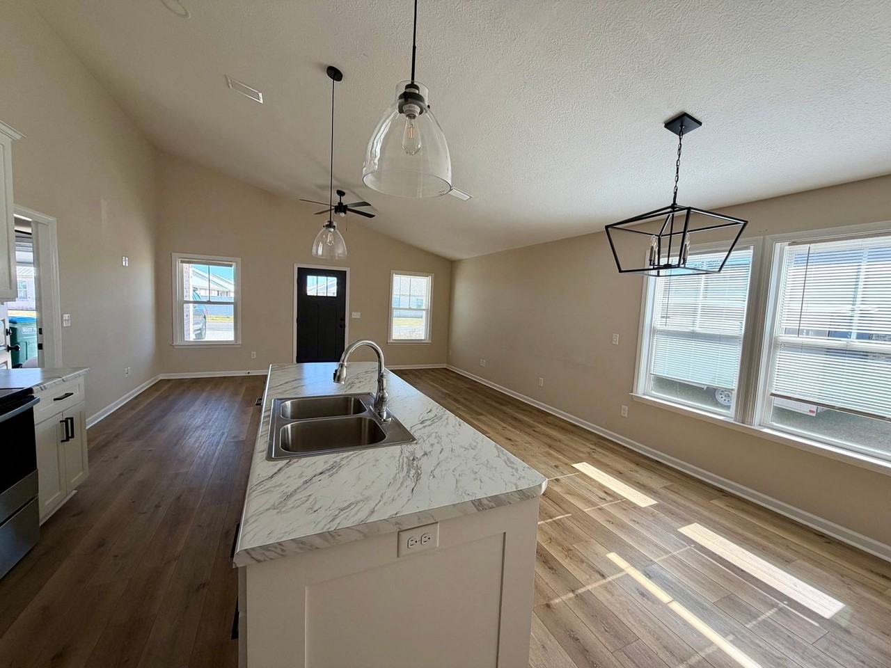 2703 Largo Ave - Photo 4 of 9