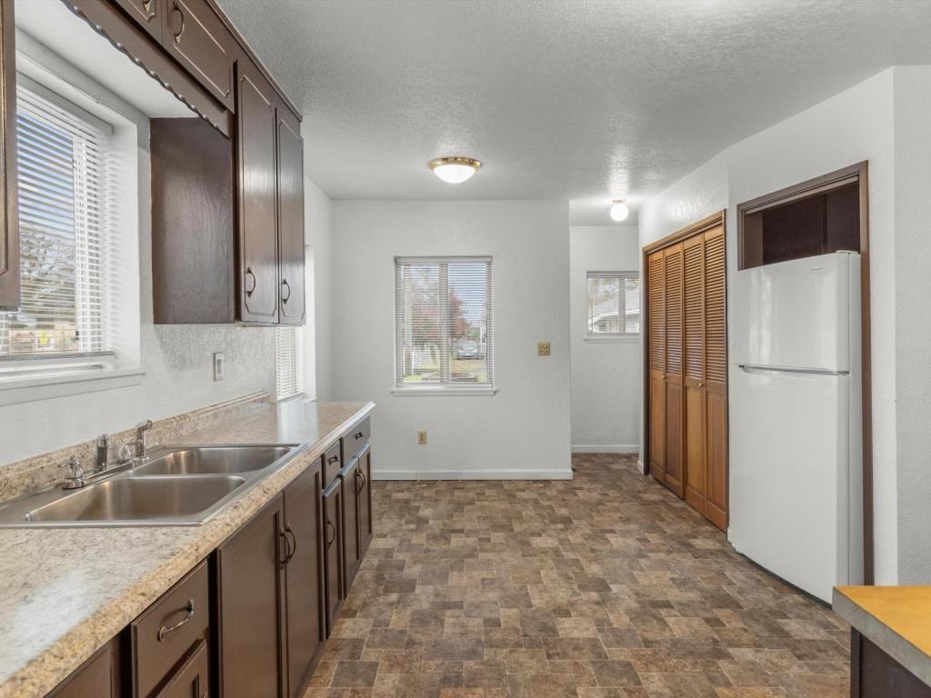 5428 S Cedar St - Photo 4 of 19