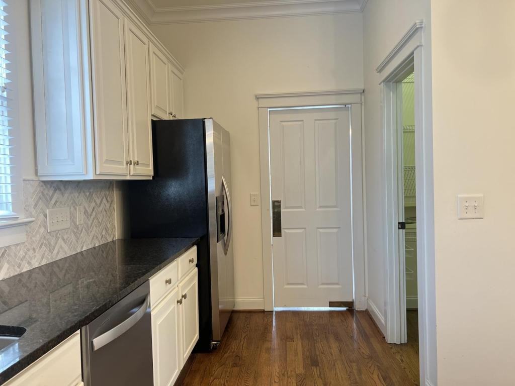 711 E 9th St - Photo 3 of 32