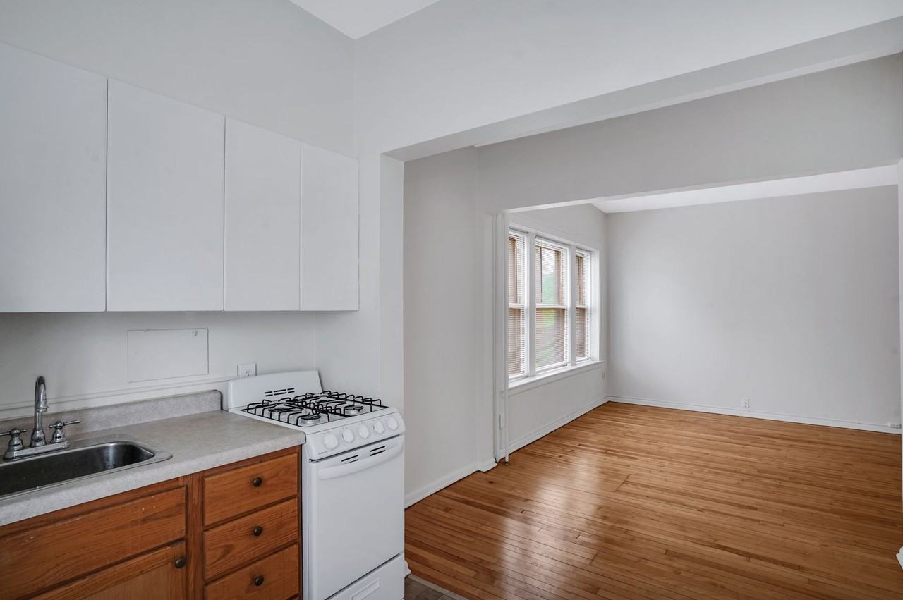 1919 Dupont Ave S - Photo 2 of 19