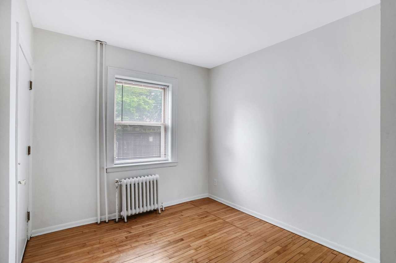 1919 Dupont Ave S - Photo 4 of 19