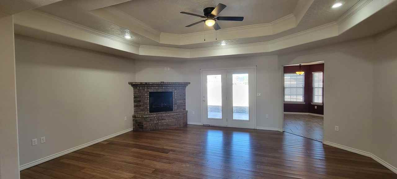 2125 Hayes - Photo 4 of 29