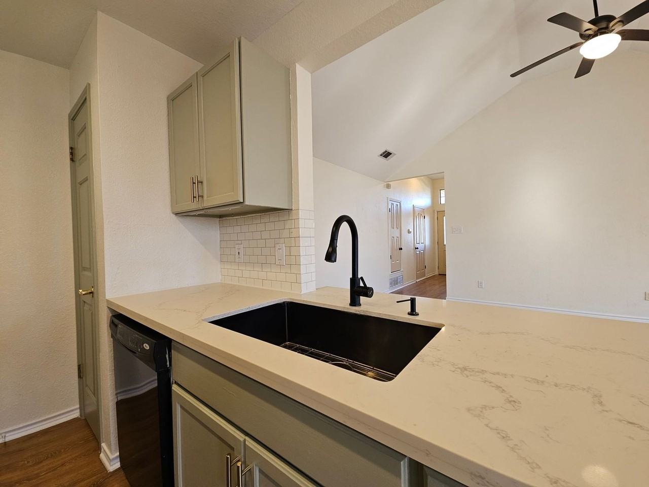 2602 Coley Dr - Photo 3 of 24