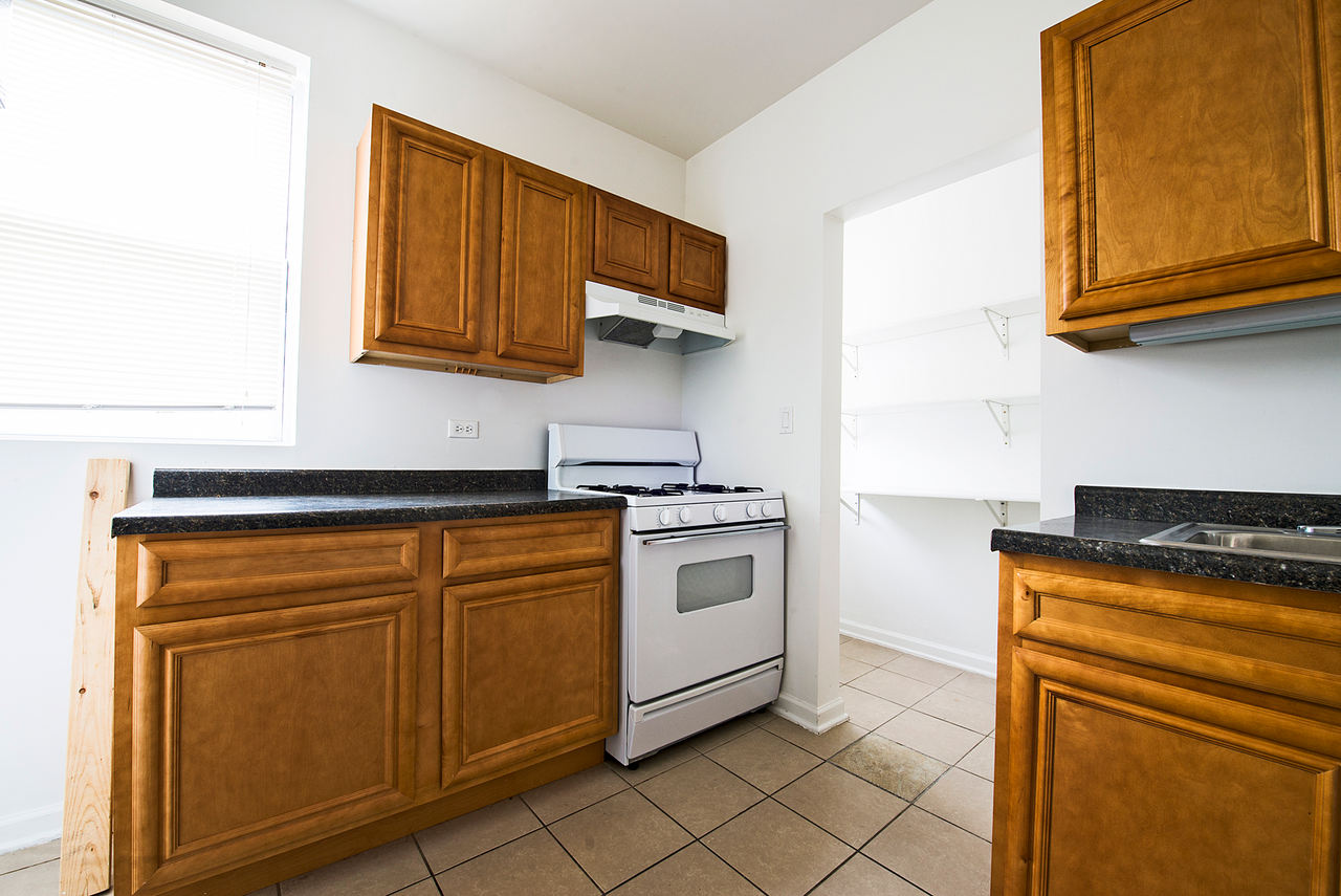 8155 S Ingleside - Photo 2 of 10