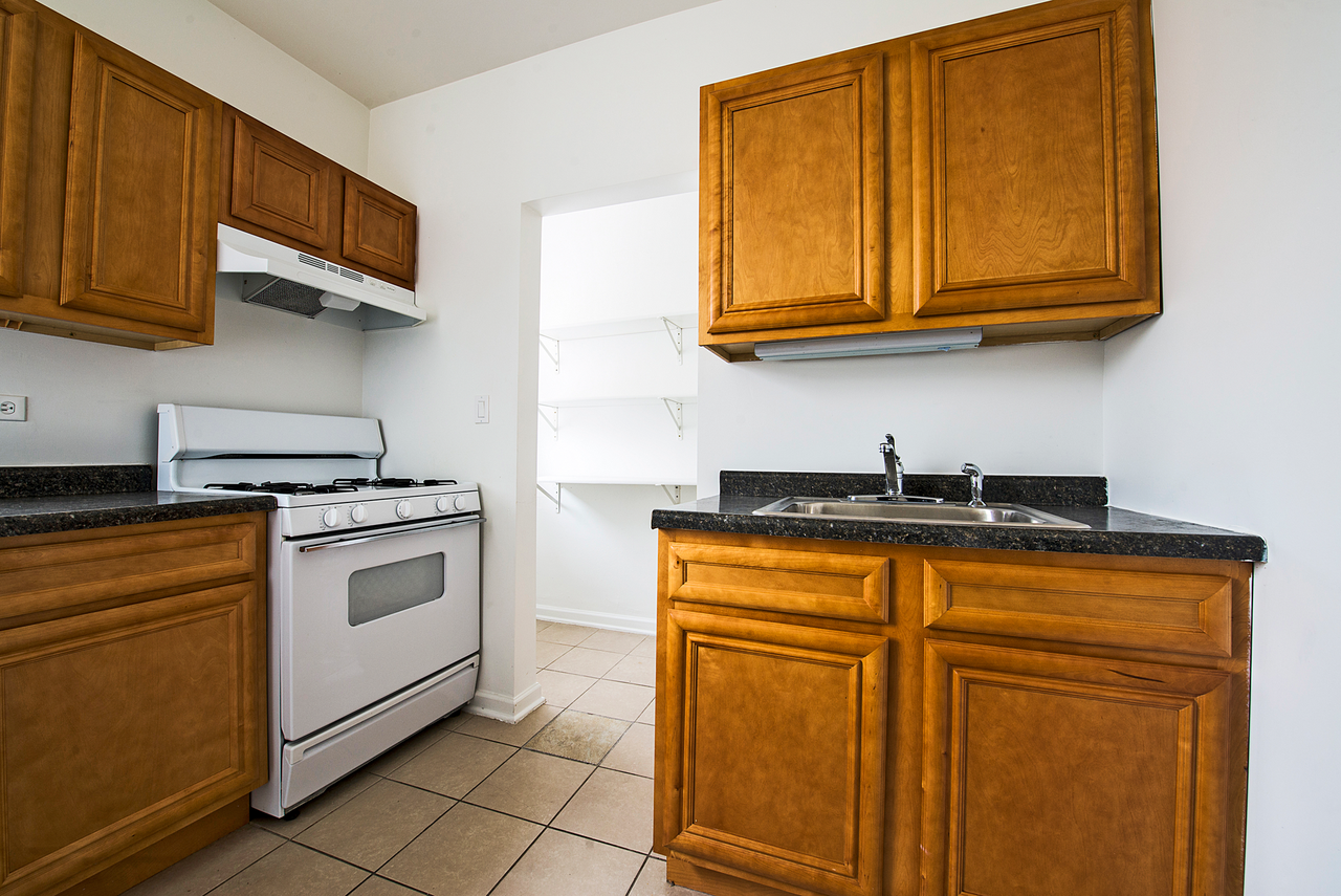 8155 S Ingleside - Photo 3 of 10