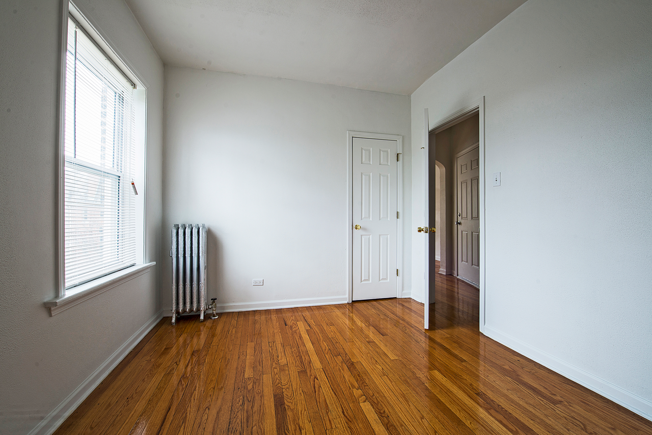 8155 S Ingleside - Photo 5 of 10