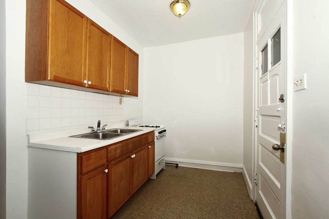 7956 S Eberhart Ave Chicago, IL 60619 - Photo 3 of 10