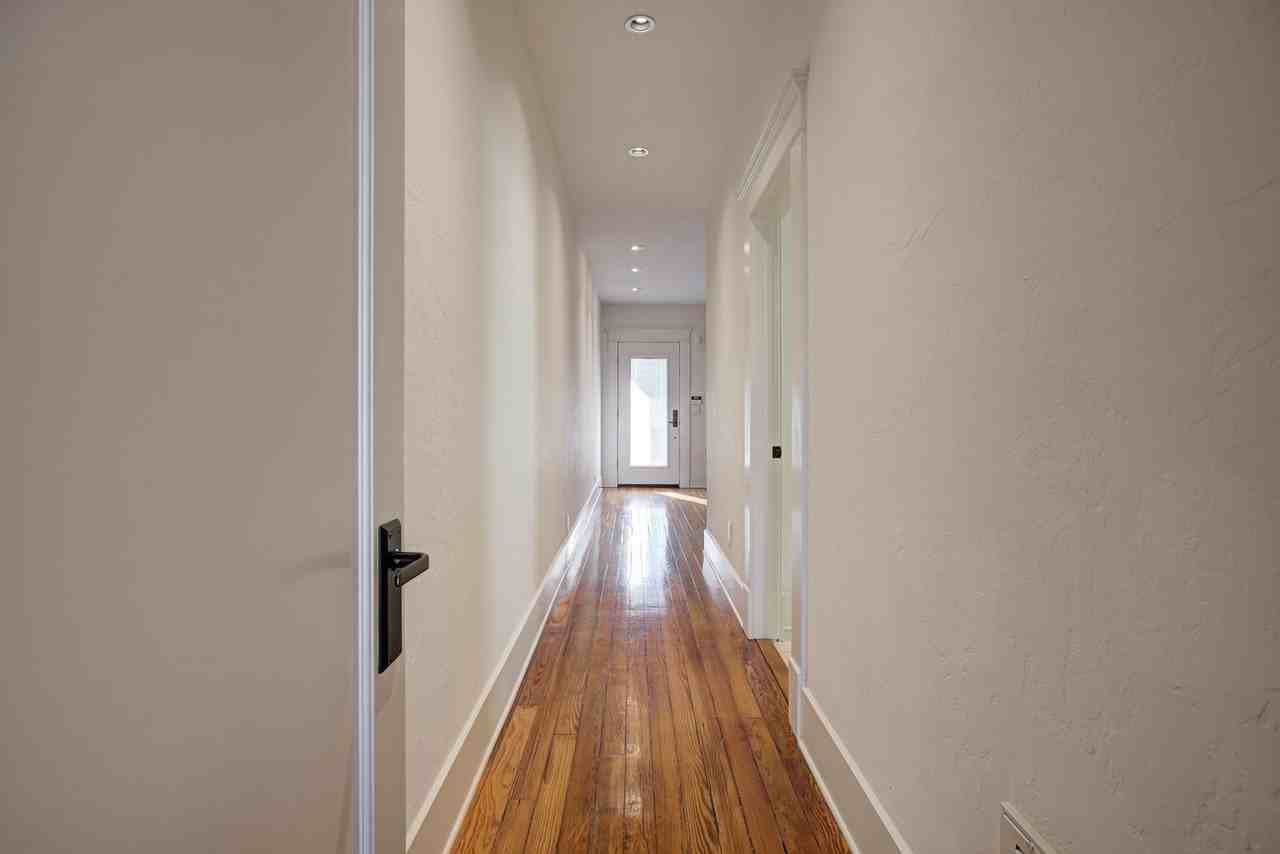 812 Nw 7th St - Photo 6 of 47