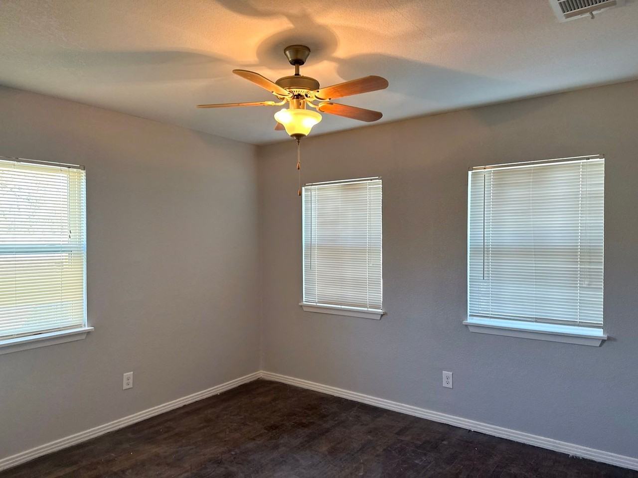 5711 W Shady Grove Rd - Photo 2 of 6