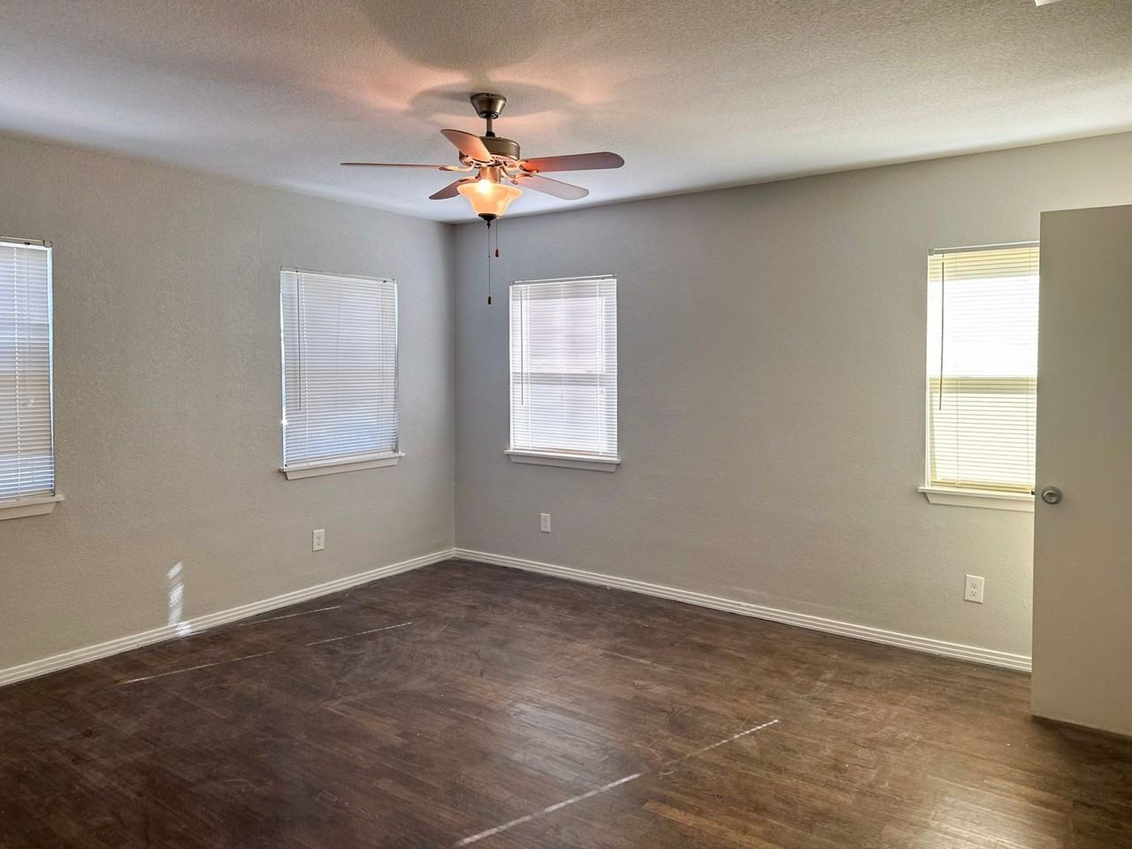 5711 W Shady Grove Rd - Photo 4 of 6