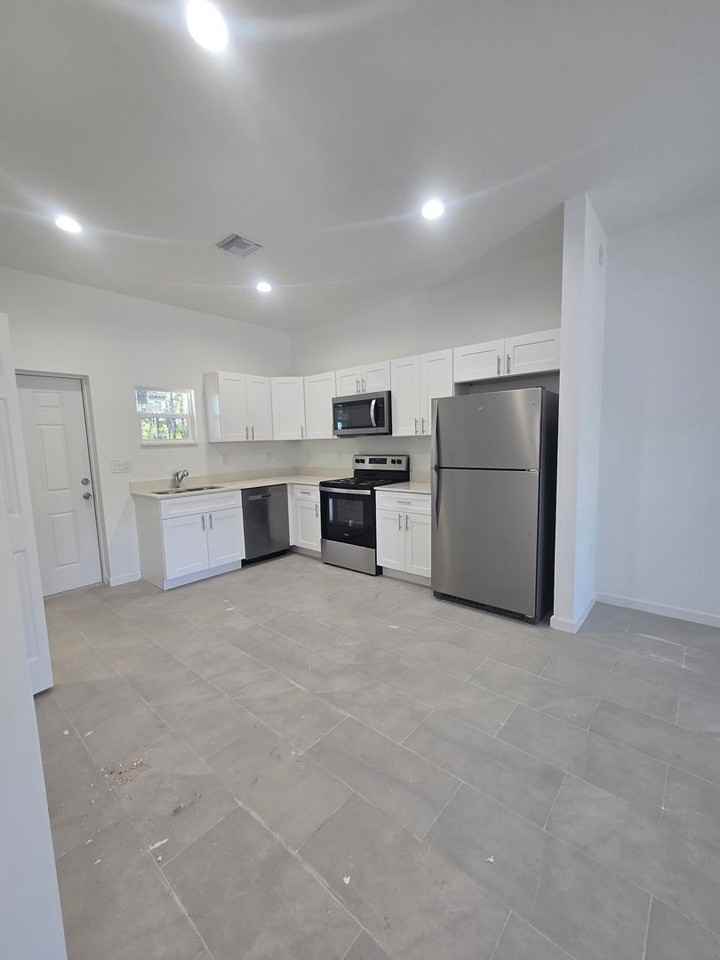 3301 69th St W - Photo 6 of 14