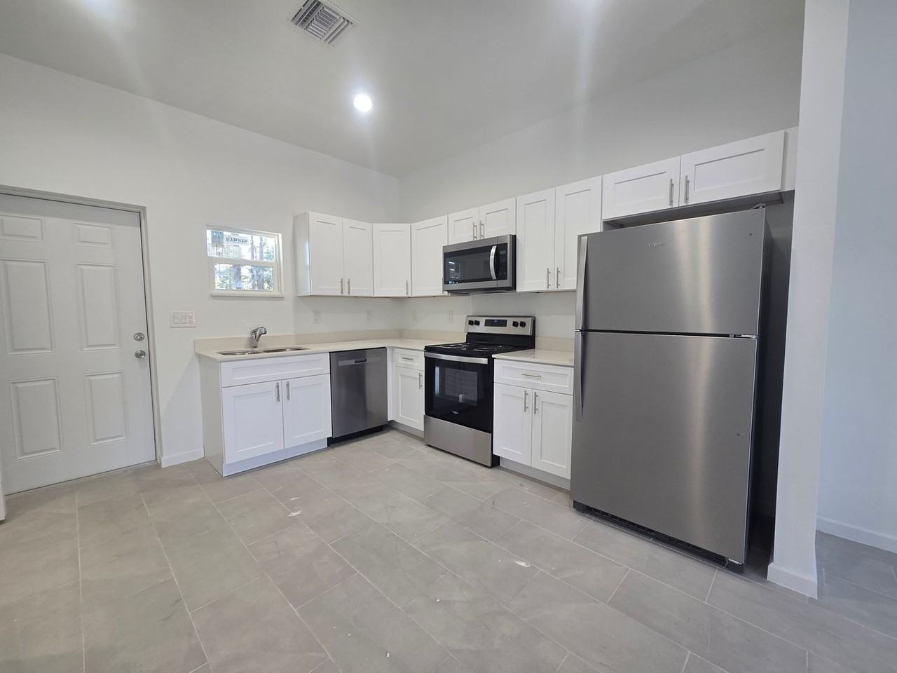 3301 69th St W - Photo 7 of 14