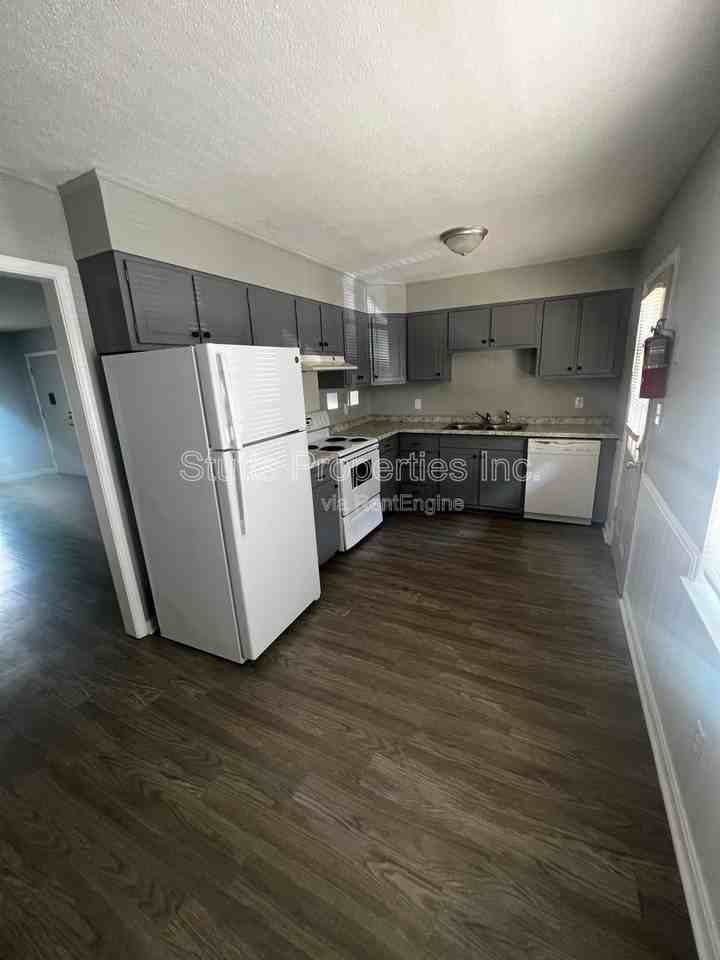 1975 Darby Dr #D7 - Photo 2 of 8