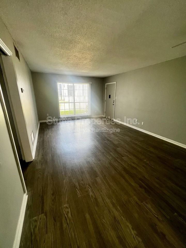 1975 Darby Dr #D7 - Photo 3 of 8