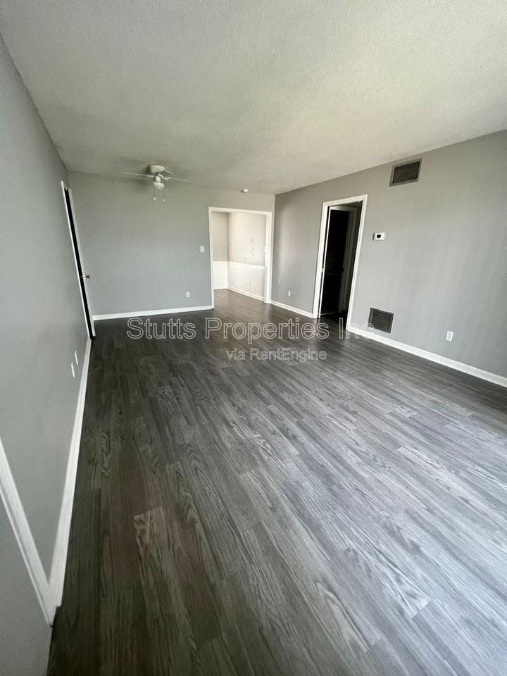 1975 Darby Dr #D7 - Photo 4 of 8