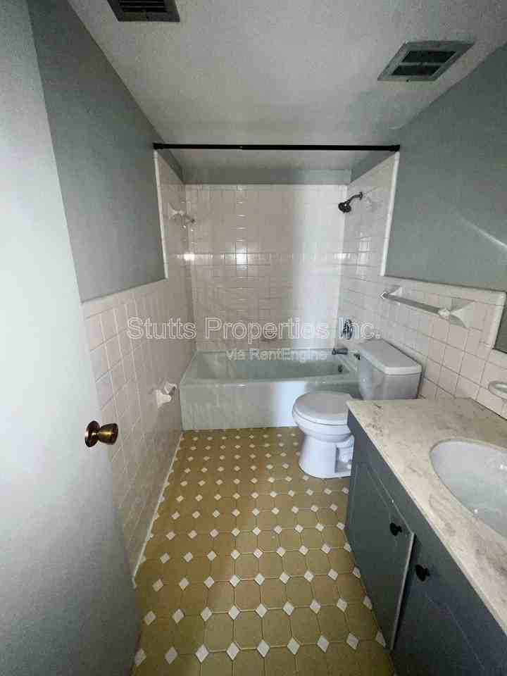 1975 Darby Dr #D7 - Photo 5 of 8